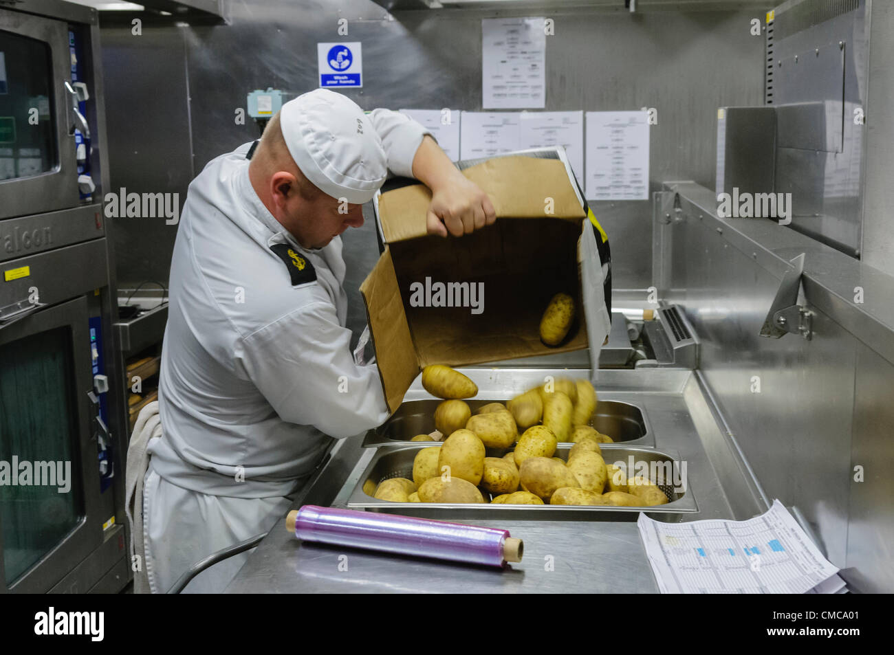 Belfast, 16/07/2012 - Chef prepares lunch for 200 crew on board HMS Dragon. Stock Photo