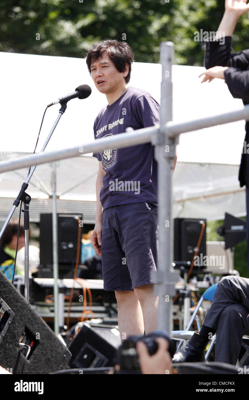 July 16, 2012, Tokyo, Japan - Artist Yoshitomo Nara addresses the crowd during an anti-nuclear rally in Tokyo on Monday, July 16, 2012. Tens of thousands of people, young and old, families and individuals packed Tokyo's Yoyogi Park for Japan's biggest anti-nuclear rally since the Fukushima disaster last year in growing protests against government moves to restart nuclear reactors. The assembly, dubbed '100,000 People's Assembly to say Goodbye to Nuclear Power Plants,' drew a crowd of around 170,000 people, according to organizers. (Photo by Hiroyuki Ozawa/AFLO) [2178] -ty- Stock Photo