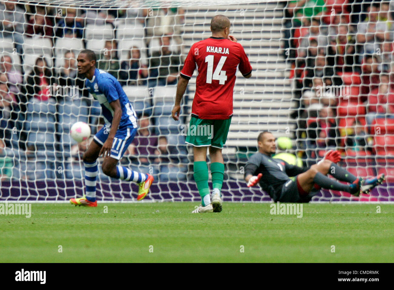 26.07.2012 Glasgow, Scotland.  11 Jerry Bengtson scores during the Olympic Football Men's Preliminary game between Honduras and Morocco from Hampden Park. Stock Photo