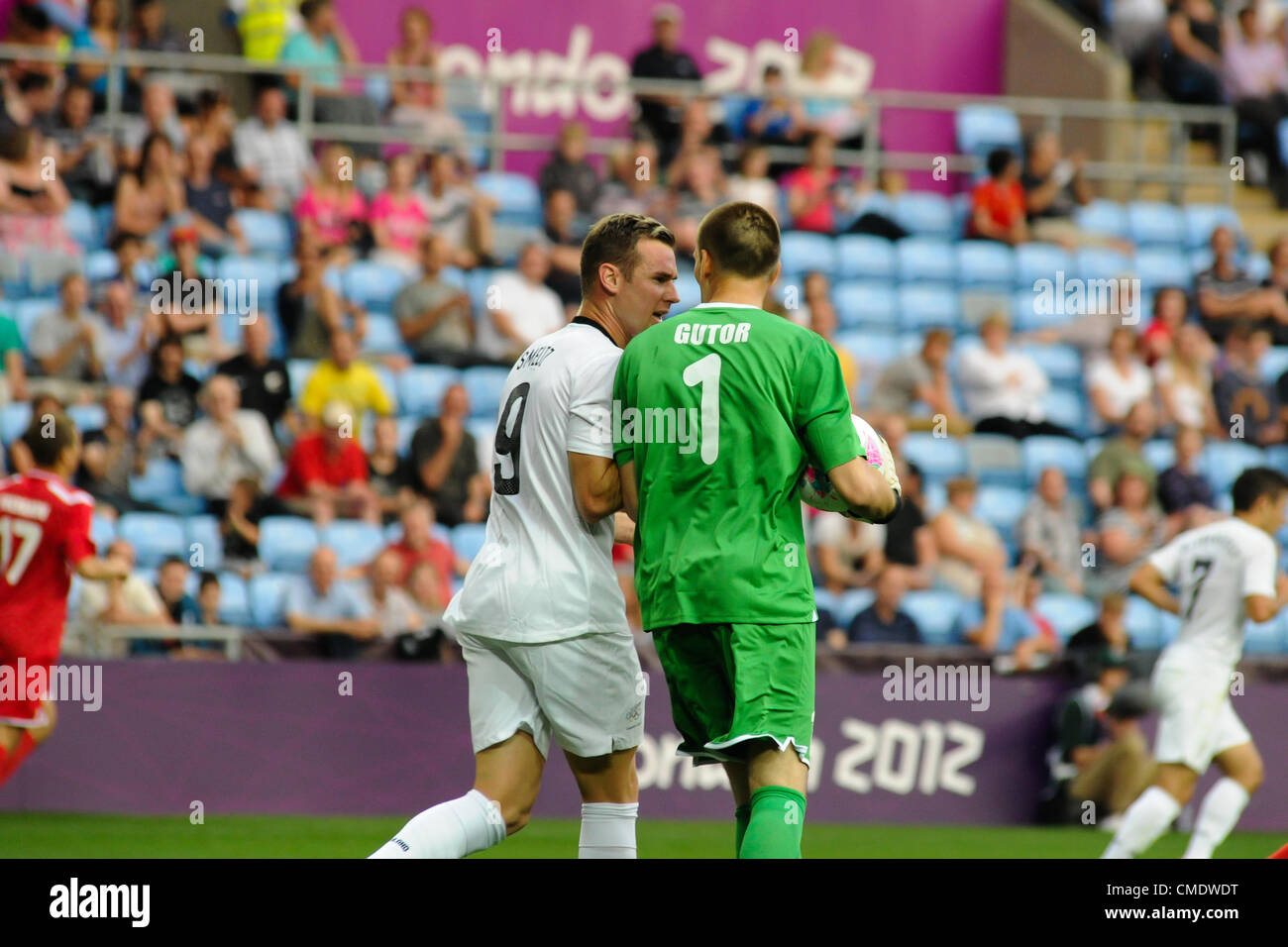 26.07.2012 Coventry, England. Shane SMELTZ (New Zealand) and Aleksandr GUTOR (Belarus) clash during the Olympic Football Men's Preliminary game between Belarus and New Zealand from the City of Coventry Stadium Stock Photo