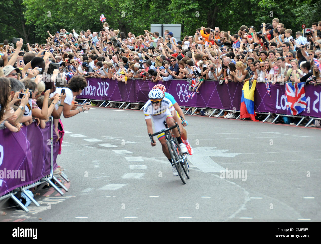 Hyde Park Corner, London, UK. 28th July 2012  The mens cycling road race nears the end as the race leaders pass Hyde Park Corner on their return journey. Stock Photo