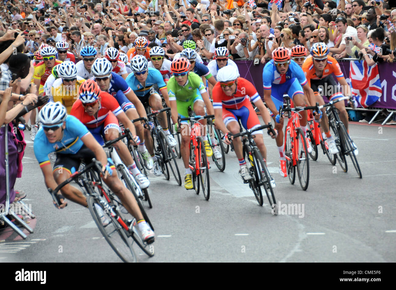 Hyde Park Corner, London, UK. 28th July 2012  The mens cycling road race nears the end as the pack pass Hyde Park Corner on their return journey. Stock Photo