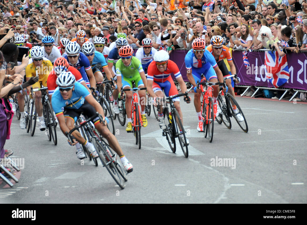 Hyde Park Corner, London, UK. 28th July 2012  The mens cycling road race nears the end as the pack pass Hyde Park Corner on their return journey. Stock Photo