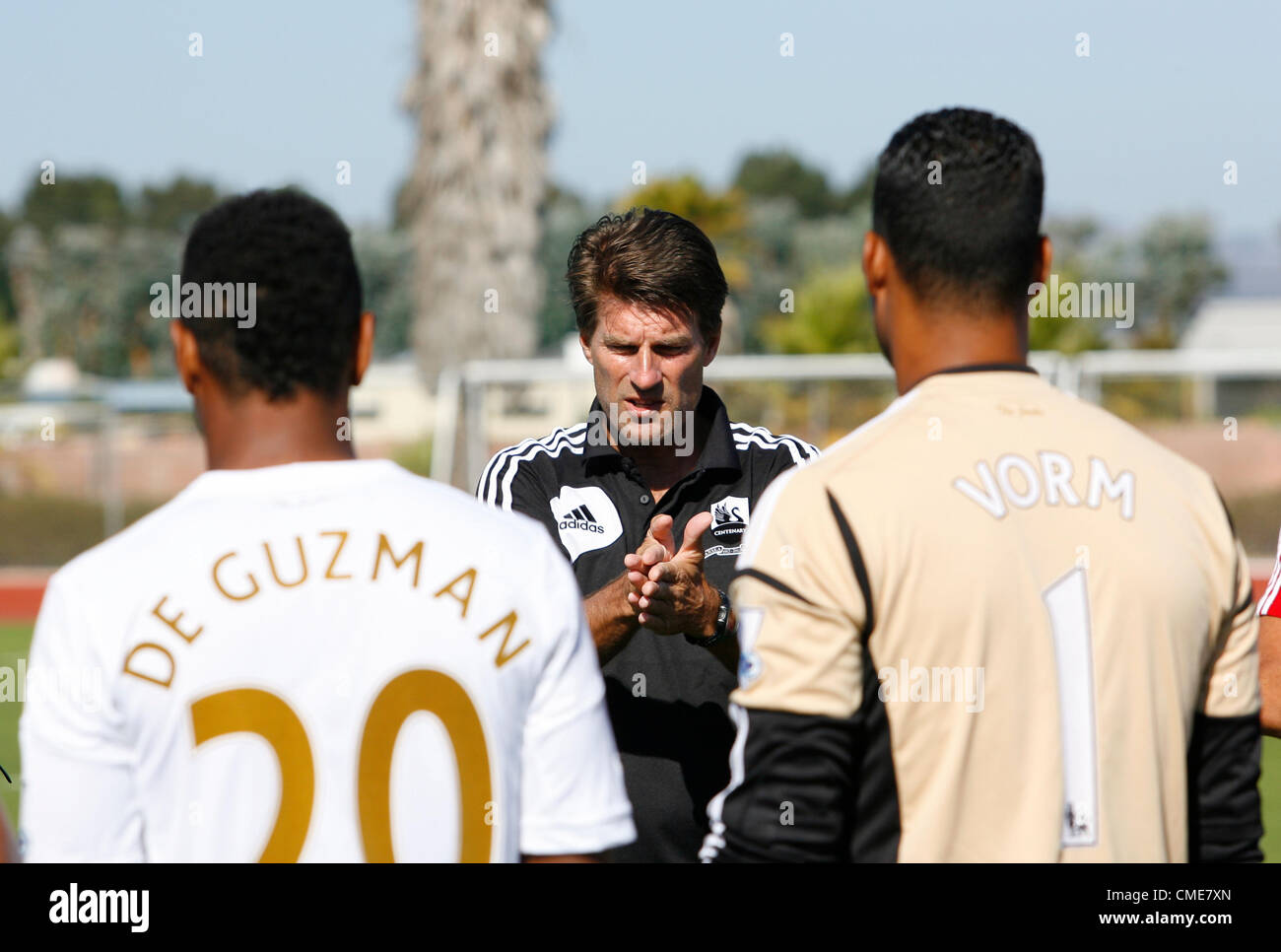 MICHAEL LAUDRUP GIVES TEAM TAL SWANSEA CITY A.F.C. MANAGER OXNARD CALIFORNIA USA 28 July 2012 Stock Photo