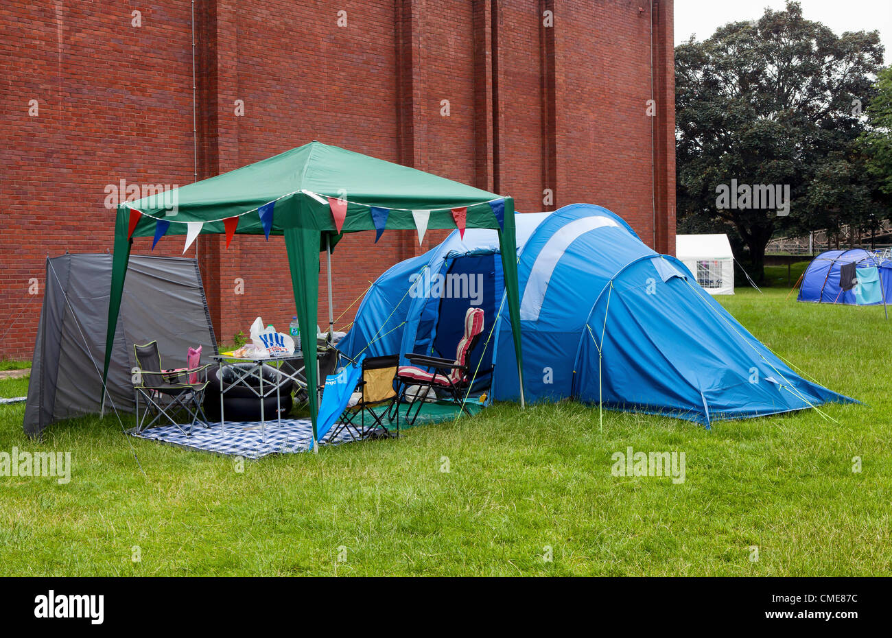 Richmond Upon Thames College, Twickenham, Greater London, UK - A tent village  appeared on a field at the college last week. The company, London Tents,  offers affordable camping accommodation with good facilities - the organisers are Dave Evans and Glynn Eastwood. Olympic games volunteers from all over the world  are staying here. Stock Photo