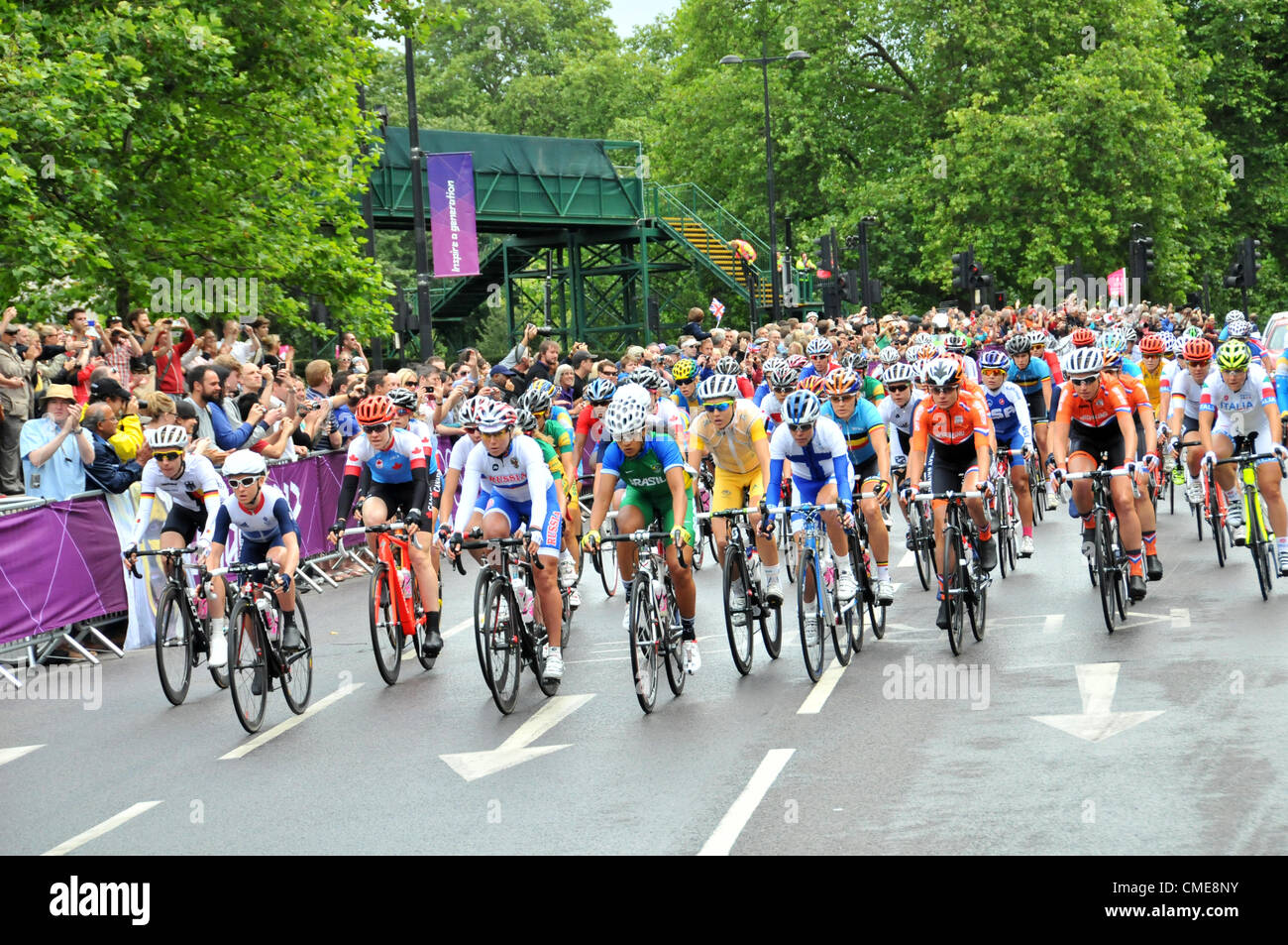Hyde Park Corner, London, UK. 29th July 2012  The women's Cycling Road race passes Hyde Park Corner as the race gets underway. Stock Photo
