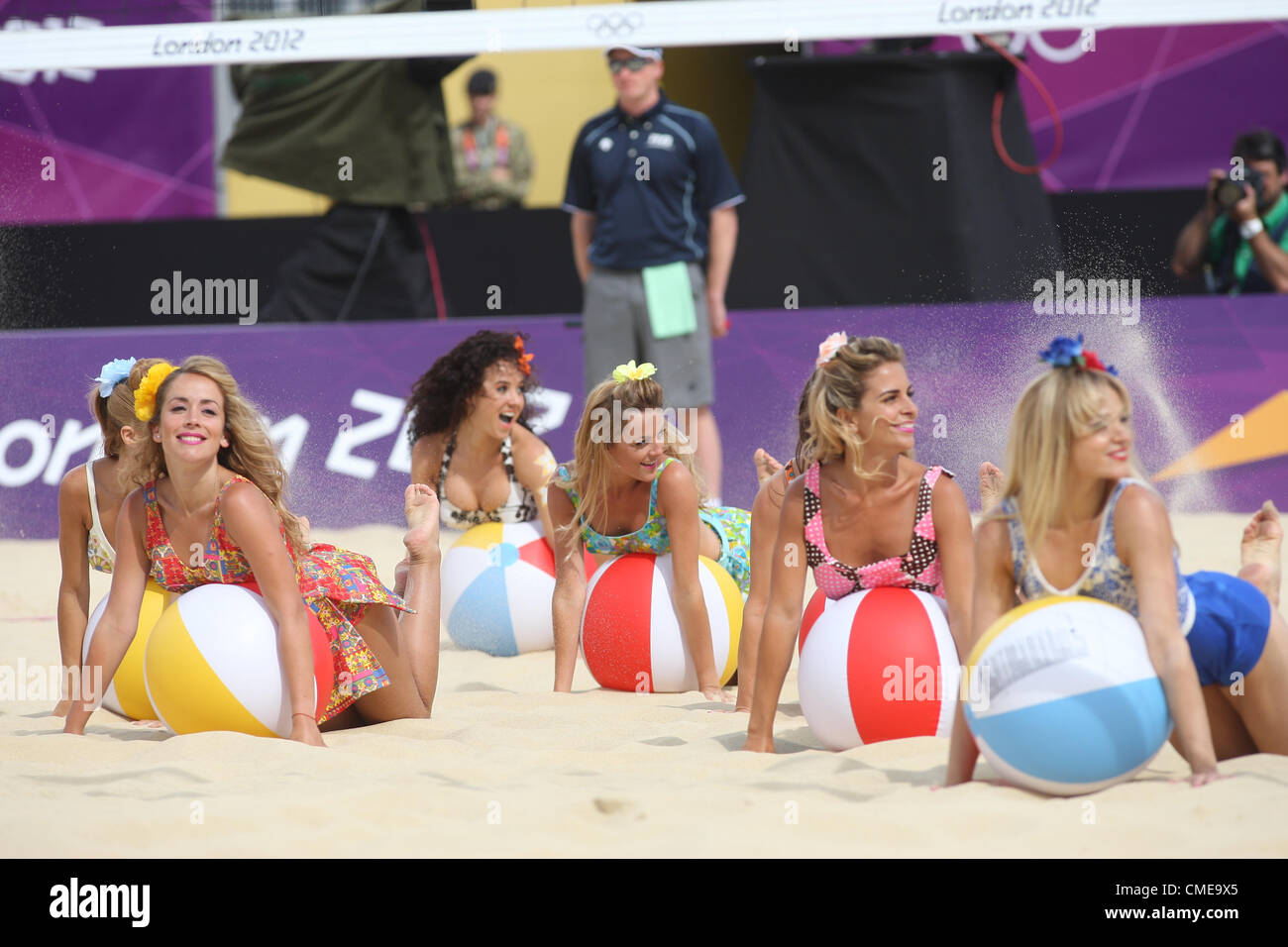 CHEER LEADERS WOMENS BEACH VOLLEYBALL HORSE GUARDS PARADE LONDON ENGLAND 29 July 2012 Stock Photo
