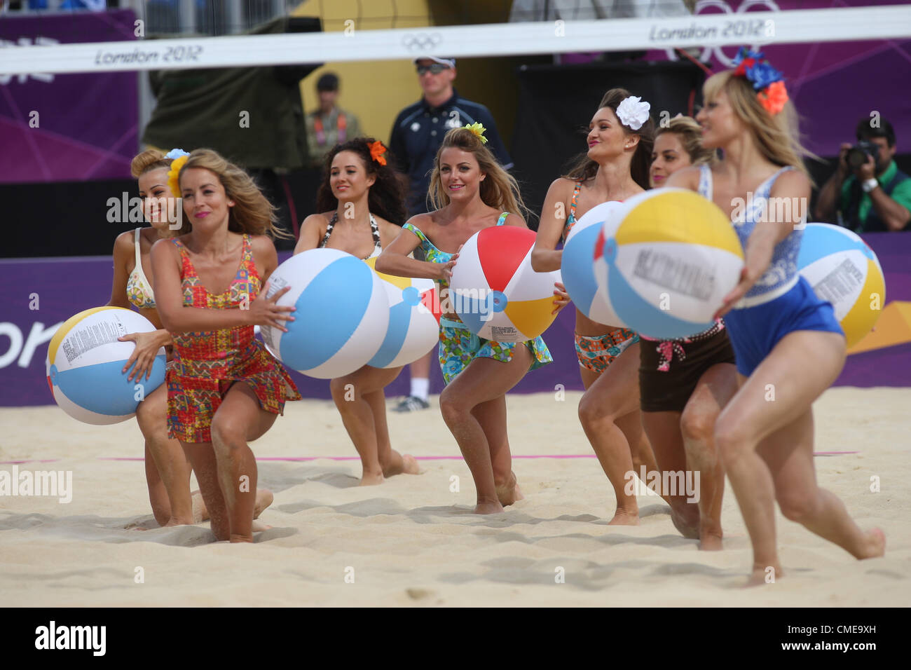 CHEER LEADERS WOMENS BEACH VOLLEYBALL HORSE GUARDS PARADE LONDON ENGLAND 29 July 2012 Stock Photo