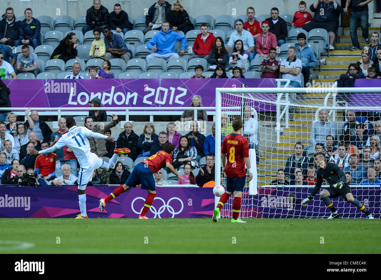 29.07.2012 Newcastle, England.  Jerry Bengtson scores the first goal for Honduras during the Olympic Football Men's Preliminary game between Spain and Honduras from St James Park. Stock Photo