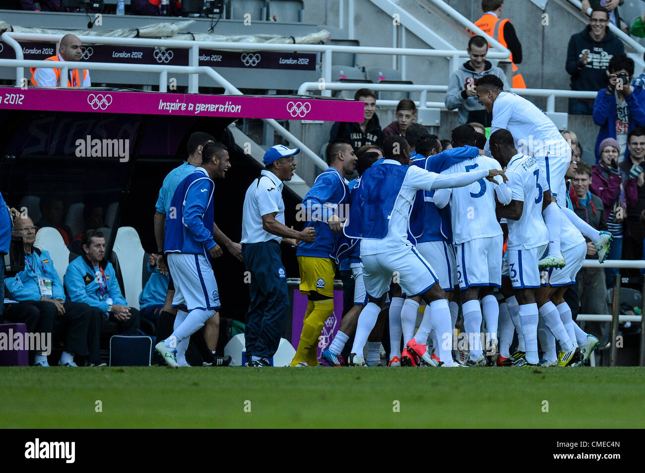 29.07.2012 Newcastle, England. Jerry Bengtson celebrates his first half goal against Spain with his Honduras team mates during the Olympic Football Men's Preliminary game between Spain and Honduras from St James Park. Stock Photo