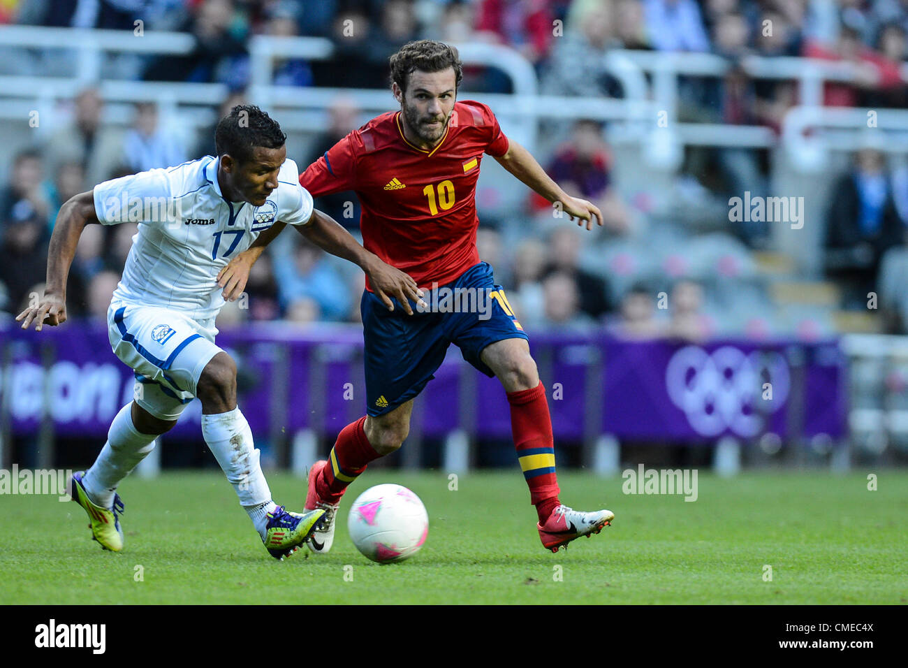 29.07.2012 Newcastle, England. Spain's Juan Mata and Luis Garrido from Honduras in action during the Olympic Football Men's Preliminary game between Spain and Honduras from St James Park. Stock Photo