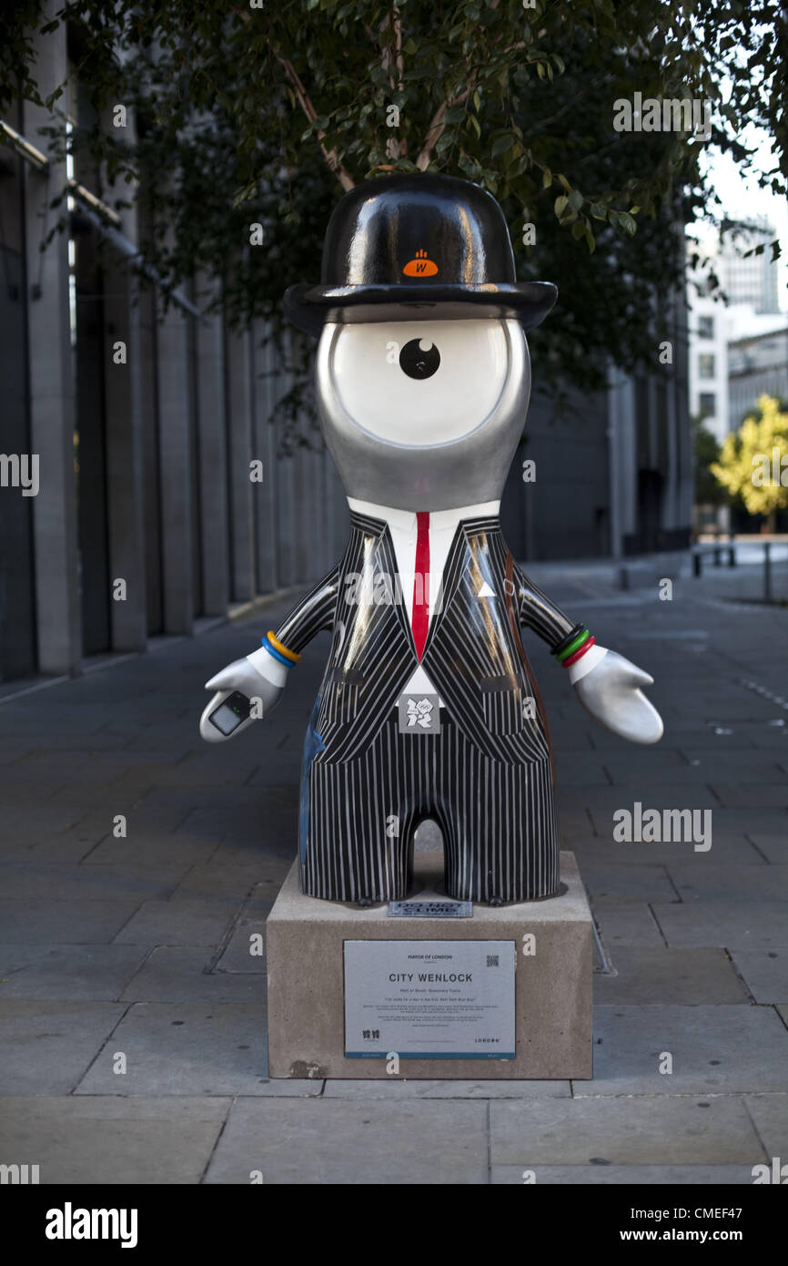 Pin's Officiel Londres 2012 - Wenlock Olympic '1 An To Go' - Neuf Sur Carte