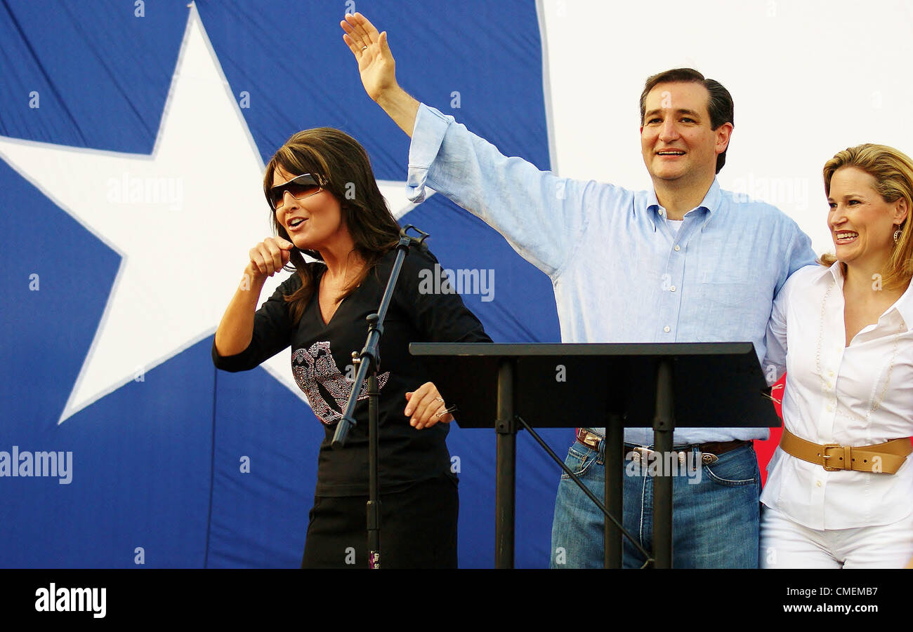 Candidate Ted Cruz speaks to a crowd of about 1000 supporters at a campaign event at Town Creek Park in the Woodlands ,Texas on 07/27/2012.L-R)Sarah Palin,Ted Cruz,Heidi Cruz Stock Photo