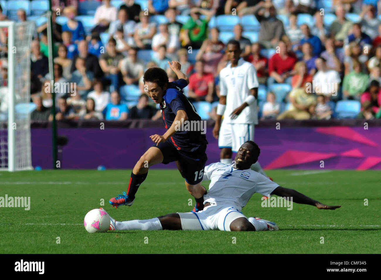 01.08.2012 Coventry, England. Wilmer CRISANTO (Honduras) tackles Manabu SAITO (Japan) during the Olympic Football Men's Preliminary game between Japan and Honduras from the City of Coventry Stadium Stock Photo