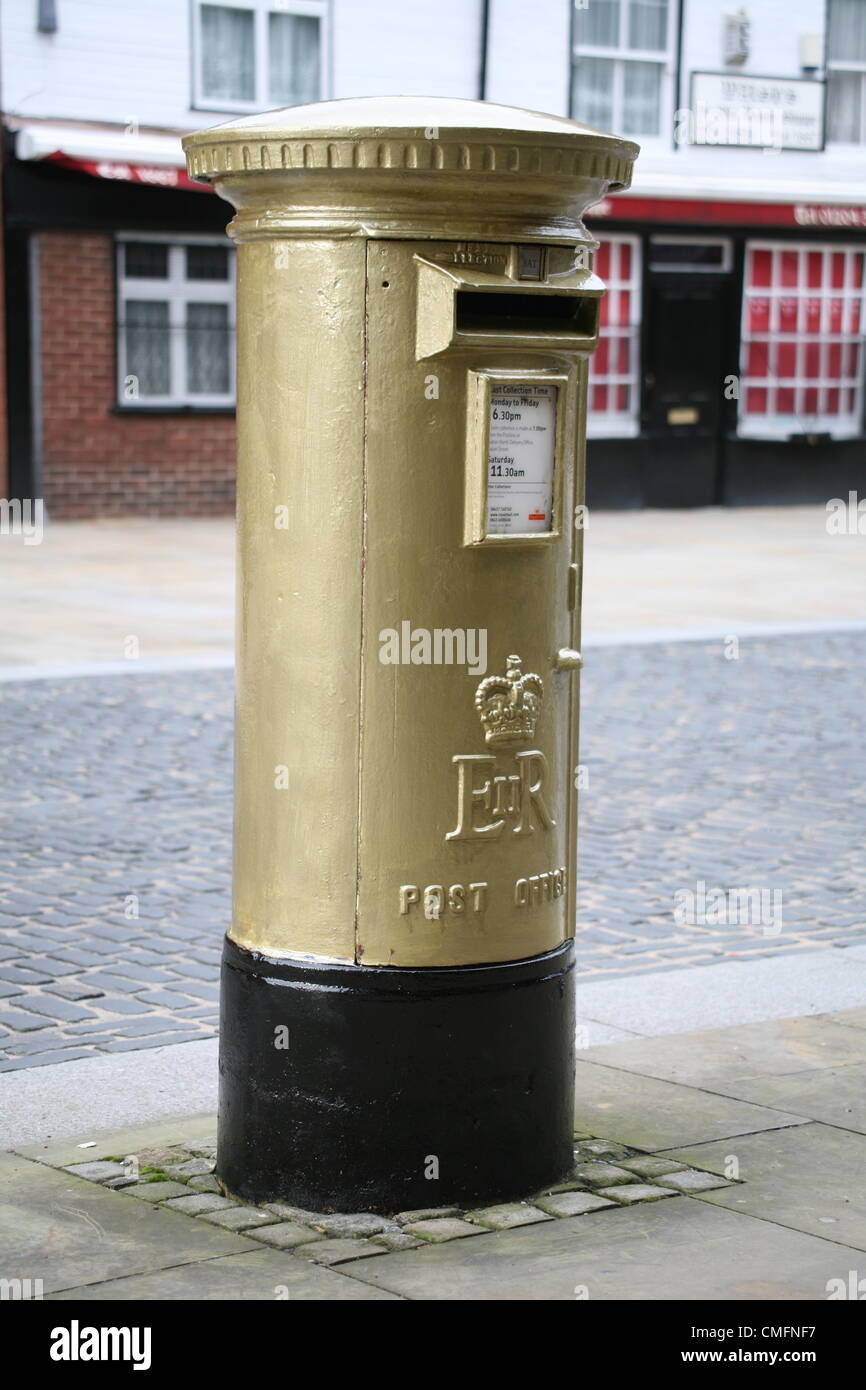 Bolton, Churchgate, BL1 1HL Royal Mail paints a postbox gold in honour of cyclist's gold medal in the men's team sprint Jason Kenny on August 2 Stock Photo
