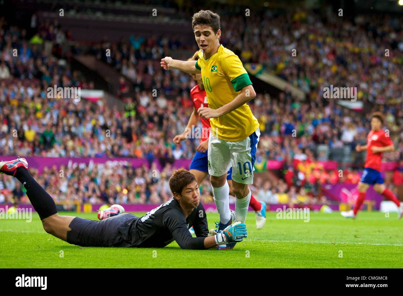 07.08.2012 Manchester, England. 2012 Olympic Games mens football tournament. Brazil midfielder Oscar and Korea goalkeeper Bumyoung Lee in action during the semi final match between Brazil and South Korea. Stock Photo
