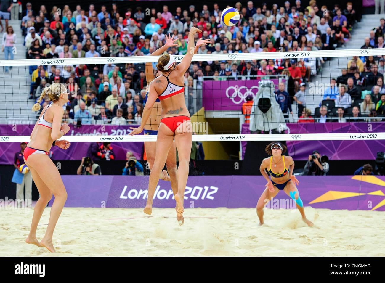 07 08 12 London England Americas Misty May Treanor And Kerri Walsh Jennings Usa In Action In The First Womens Beach Volleyball Semifinal Between The Usa Pair And China On Day 11 Of The London