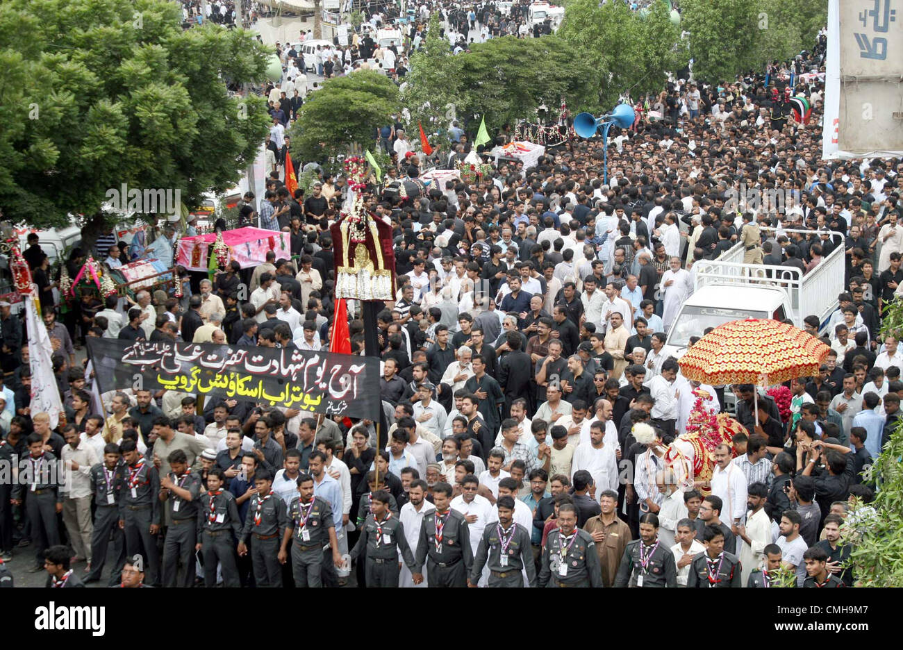 Shiite mourners pass through MA.Jinnah road during religious procession ...