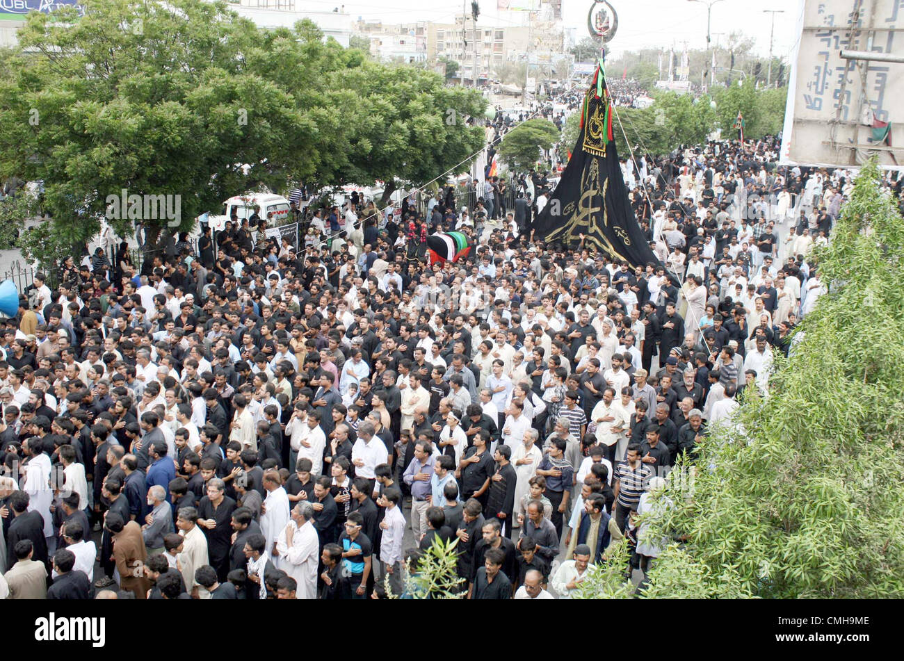 Shiite mourners pass through MA.Jinnah road during religious procession ...