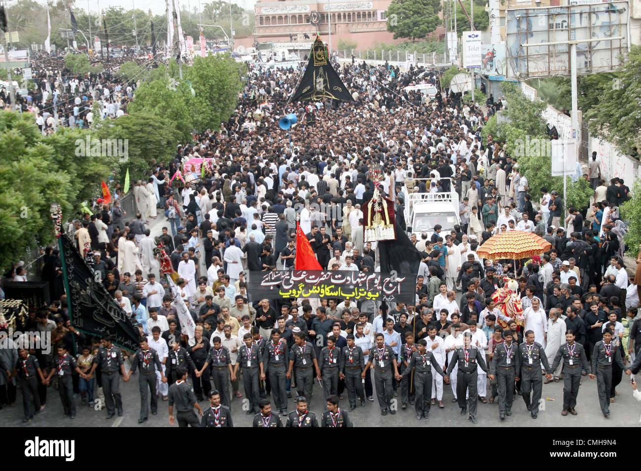 Shiite mourners pass through MA.Jinnah road during religious procession ...