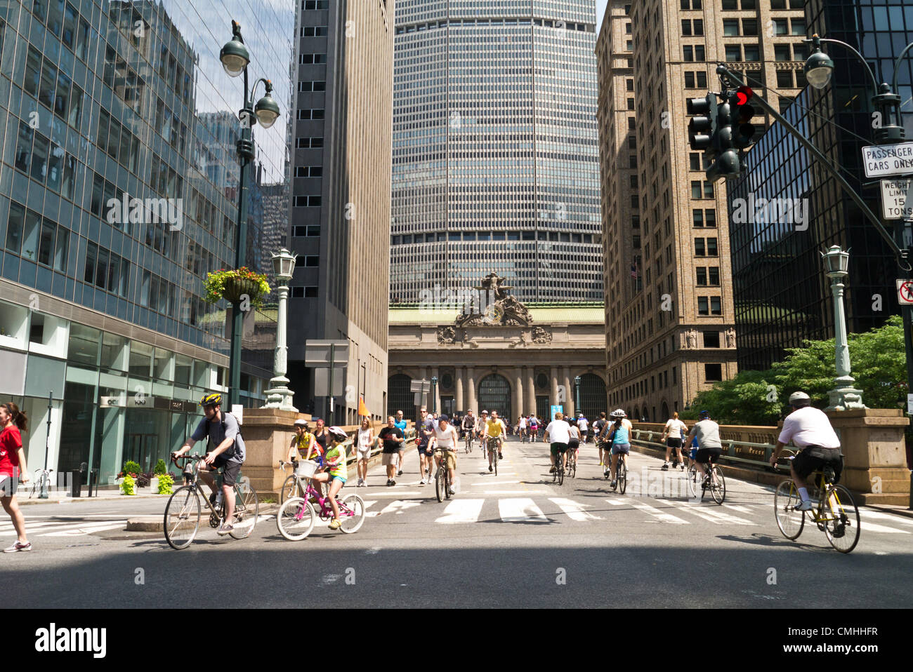 11th Aug 2012. NEW YORK - AUGUST 11:  Bicyclist, joggers and walkers enjoy Car Free Streets on Park Ave as part of New York City's Summer Streets August 11, 2012 in New York City. (Photo by Donald Bowers). Credit:  Donald bowers / Alamy Live News Stock Photo