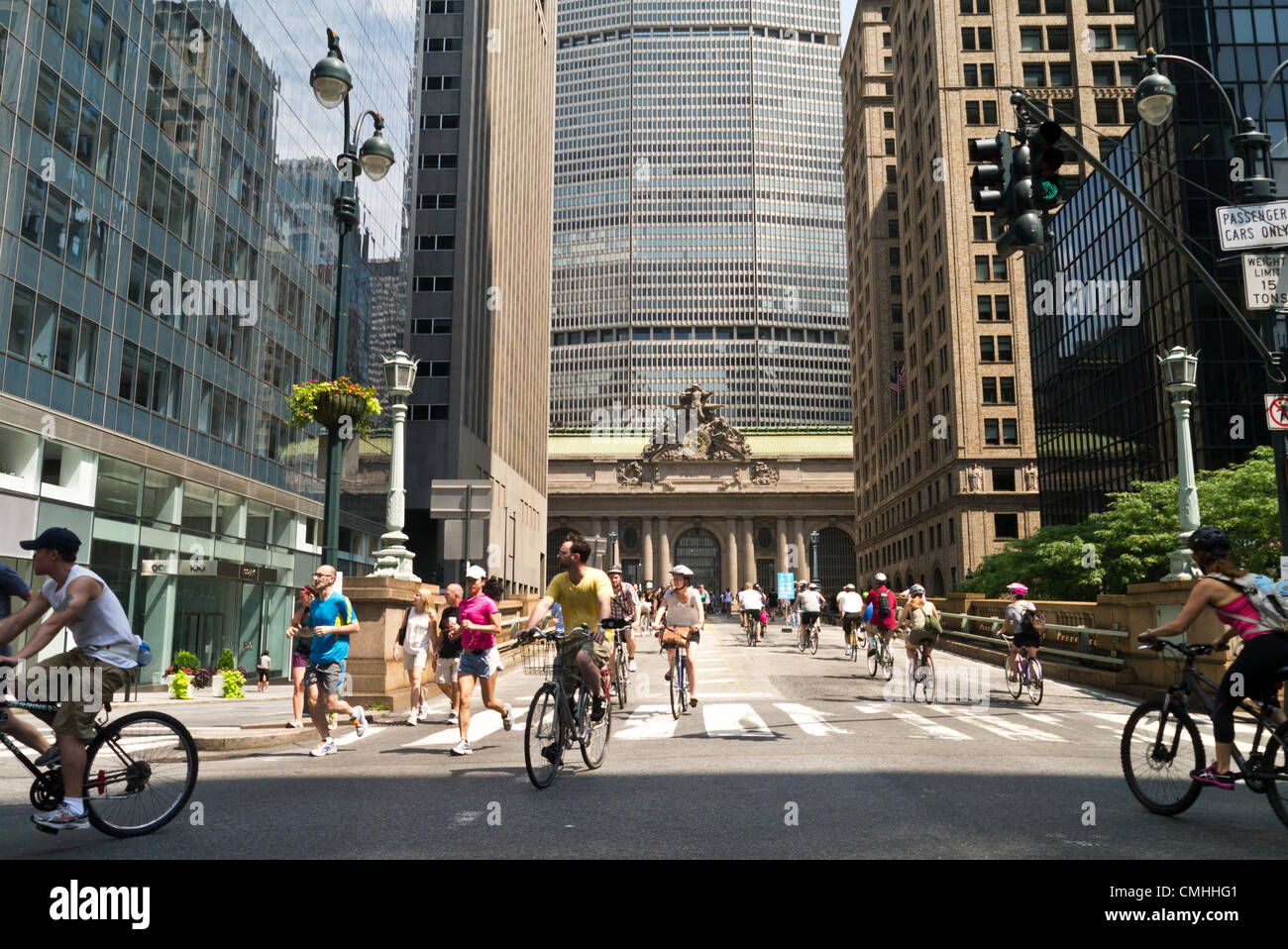 11th Aug 2012. NEW YORK - AUGUST 11:  Bicyclist, joggers and walkers enjoy Car Free Streets on Park Ave as part of New York City's Summer Streets August 11, 2012 in New York City. (Photo by Donald Bowers). Credit:  Donald bowers / Alamy Live News Stock Photo