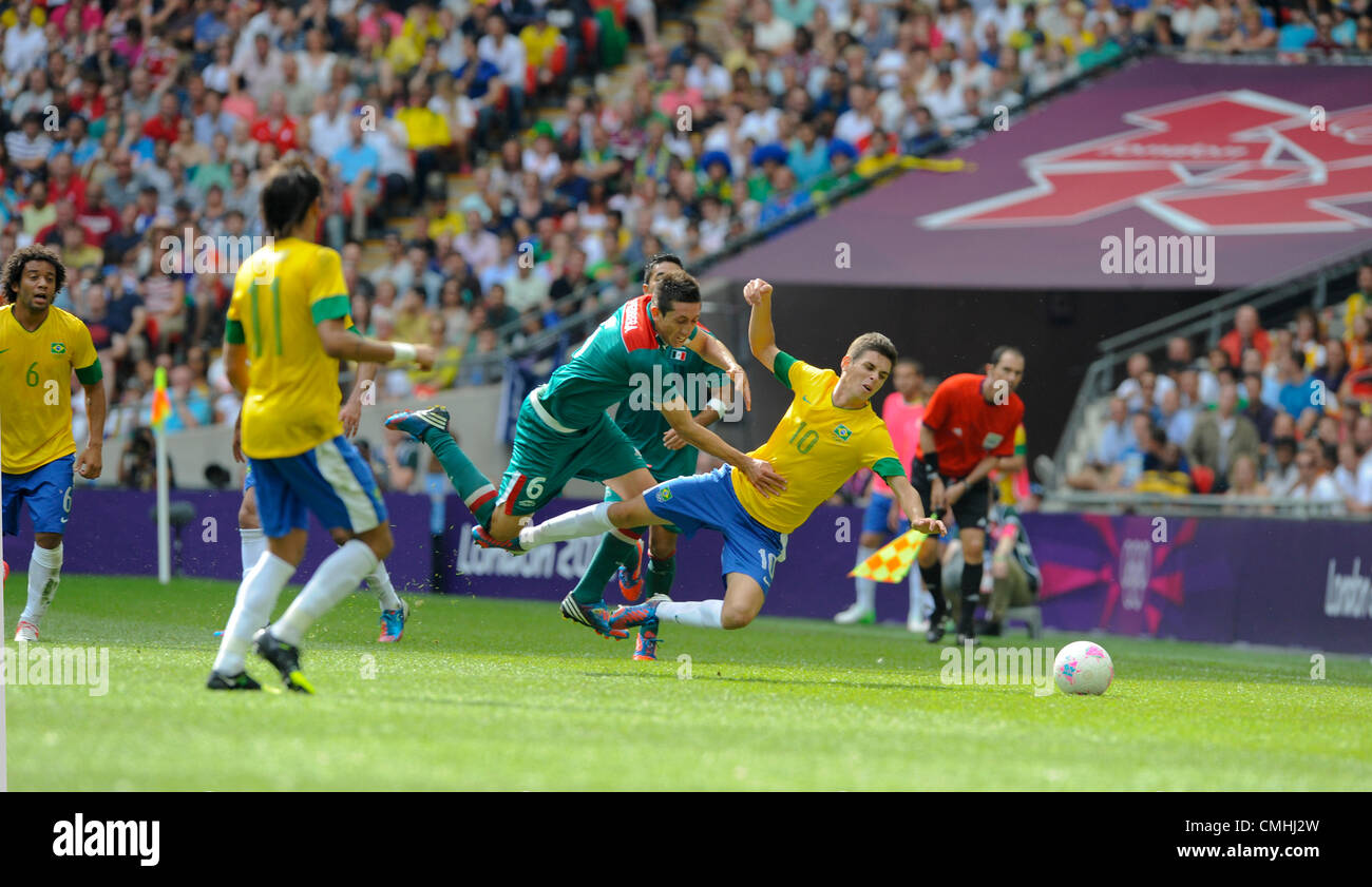 11.08.2012 London, England. Mexico's Hector Herrera (Midfield) and Brazil's Oscar (Midfield) in action during the Olympic Men's Final  between Brazil  and Mexico from Wembley Stadium. Stock Photo