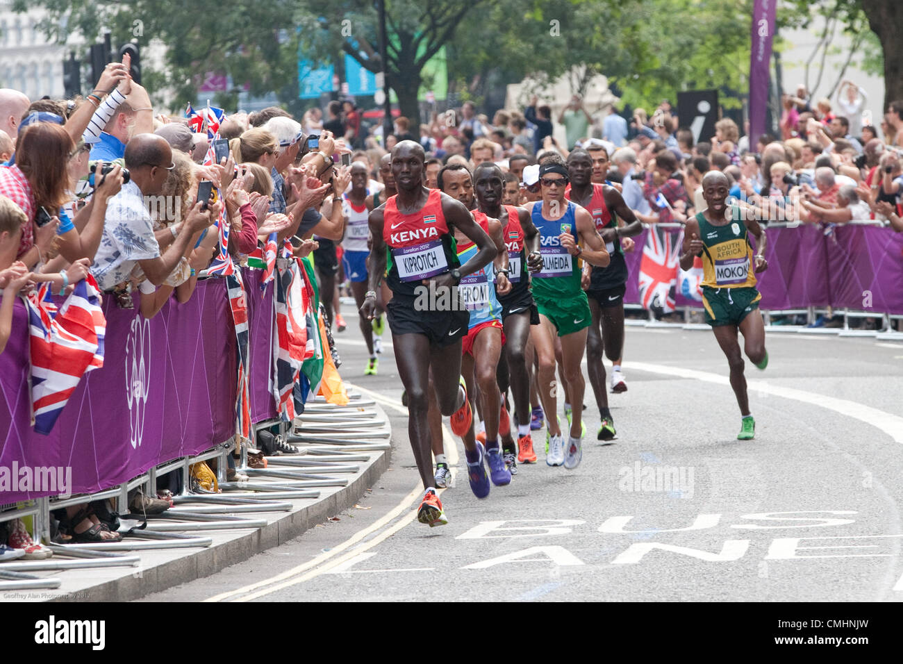 Crowds cheer on as the men’s marathon runners pass by St. Pauls Churchyard, City of London at