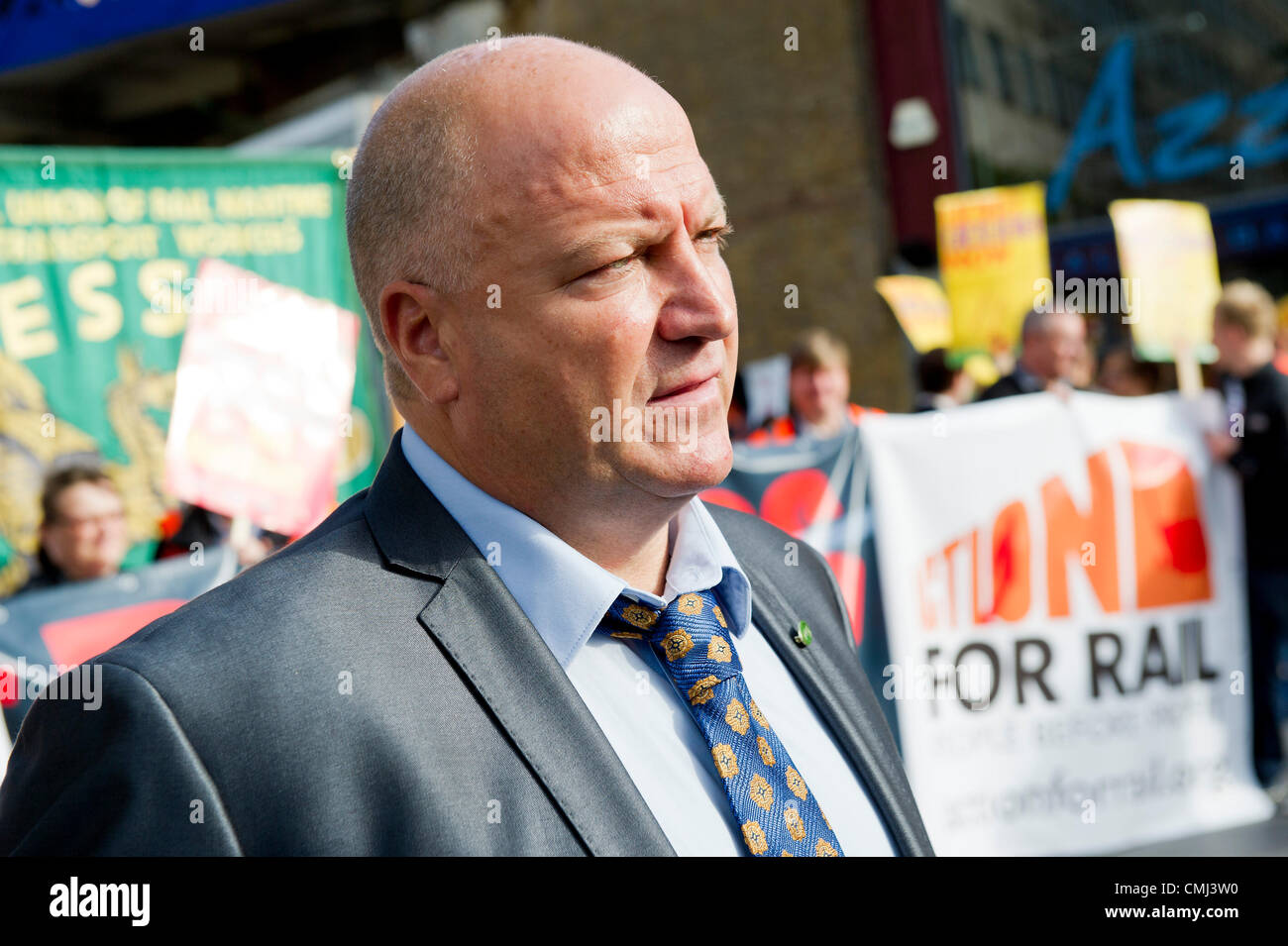 Unions (incl RMT, led by Bob Crow, pictured, and Action for Rail) and campaign groups (incl Fair Fares Now, Transport for All, Climate Rush and the Campaign for better transport) join forces outside Waterloo Station to protest against above inflation fare increases announced this morning. Waterloo, London, UK 14 August 2012. Stock Photo