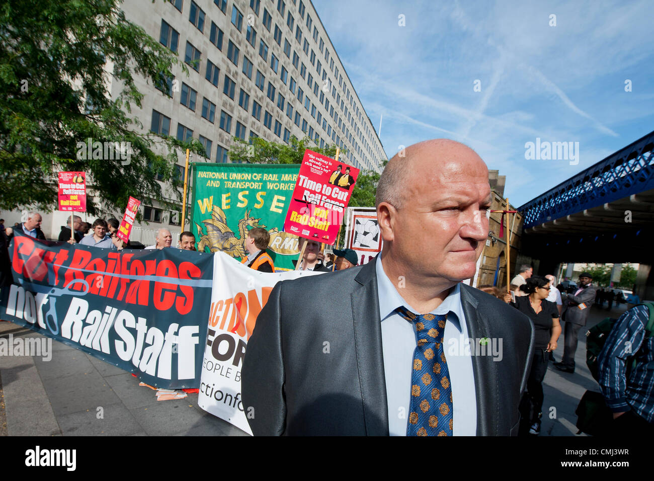Unions (incl RMT, led by Bob Crow, pictured, and Action for Rail) and campaign groups (incl Fair Fares Now, Transport for All, Climate Rush and the Campaign for better transport) join forces outside Waterloo Station to protest against above inflation fare increases announced this morning. Waterloo, London, UK 14 August 2012. Stock Photo