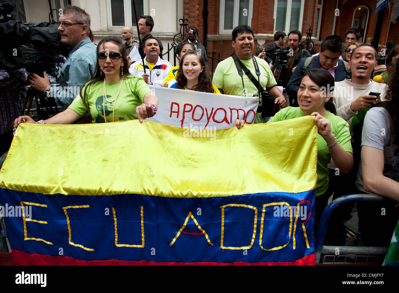 London, UK. Thursday 16th August 2012. Supporters of Julian Assange shout in protest with their flag outside the Ecuador Embassy. Stock Photo