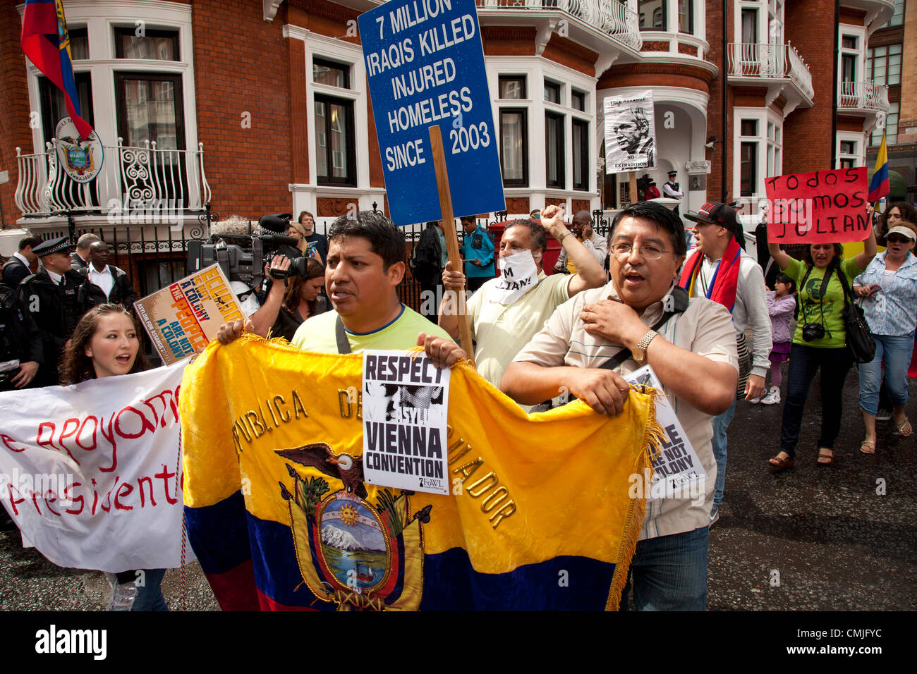 London, UK. Thursday 16th August 2012. Supporters of Julian Assange shout in protest with their flag outside the Ecuador Embassy. Stock Photo