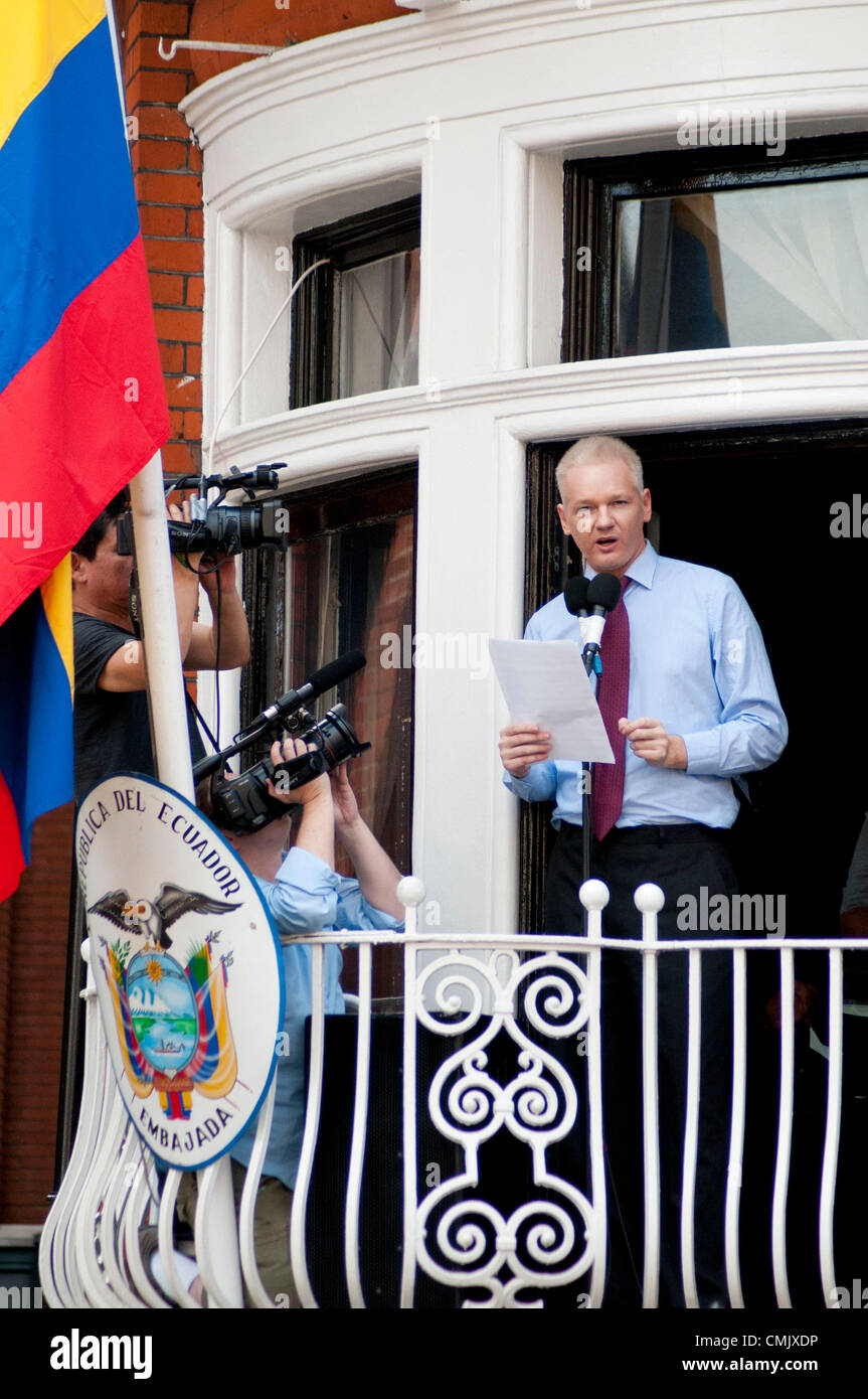 London, UK. 19/08/12. Julian Assange addresses the world's media, supporters and protesters from the ground floor balcony of the Ecuadorian Embassy. Stock Photo