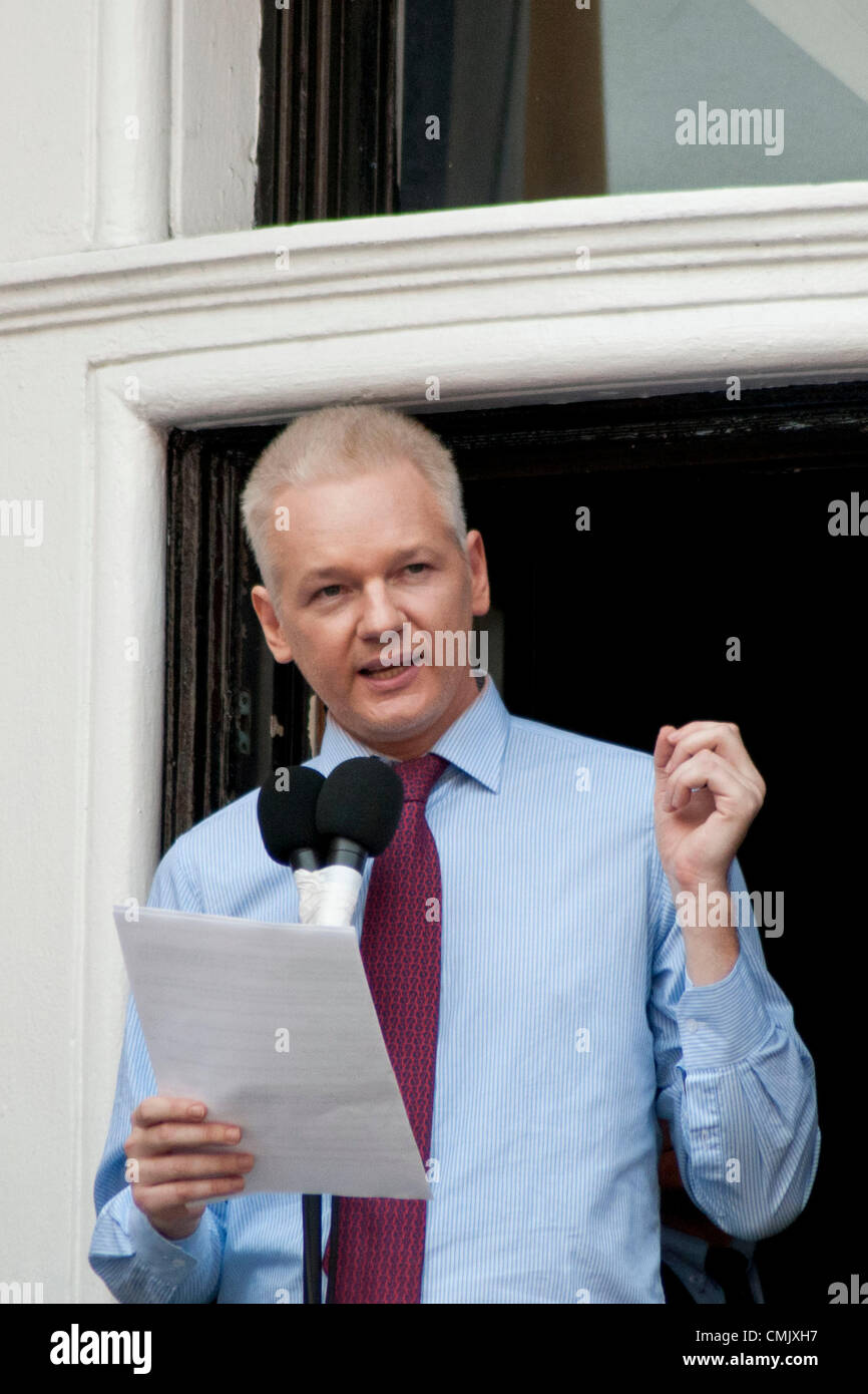 London, UK. 19/08/12. Julian Assange addresses the world's media, supporters and protesters from the ground floor balcony of the Ecuadorian Embassy. Stock Photo
