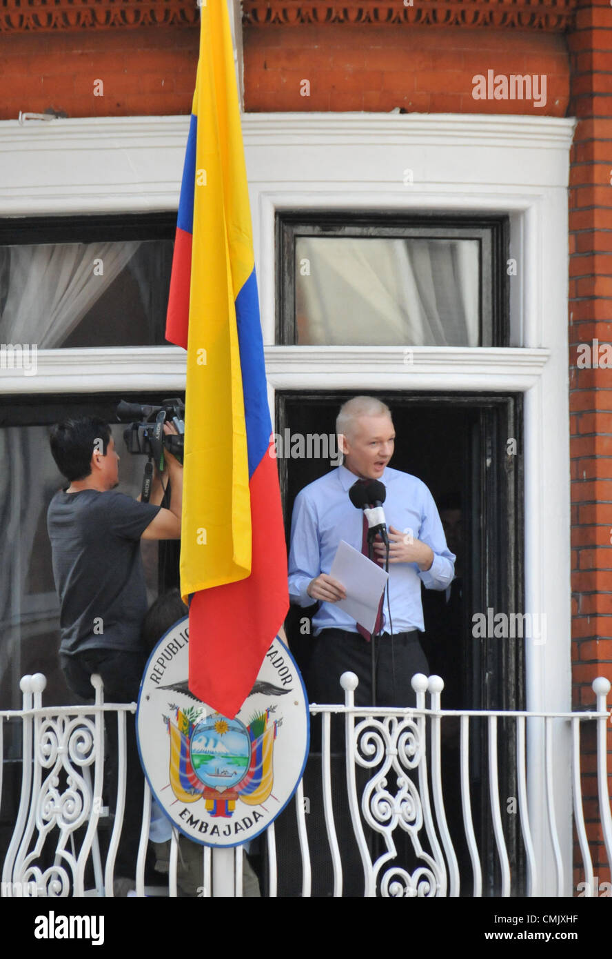 Knightsbridge, London, UK. Julian Assange speaks from the balcony of the Ecuadorian Embassy in Knightsbridge where he has been given political asylum. He has been living in the embassy for eight weeks. Stock Photo