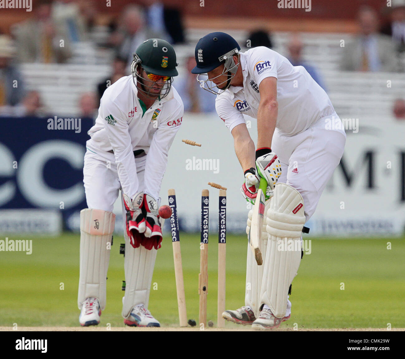 Clean bowled hires stock photography and images Alamy