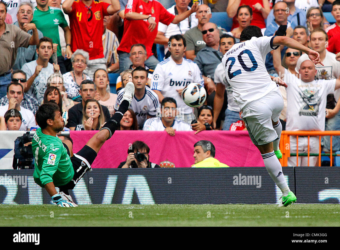 19/08/2012 - Spain Football, La Liga / Matchday 1 - Real Madrid vs. Valencia CF - Higuain shoots the ball in front of goalkeeper diego alves to beat him for 1-0 for real madrid Stock Photo
