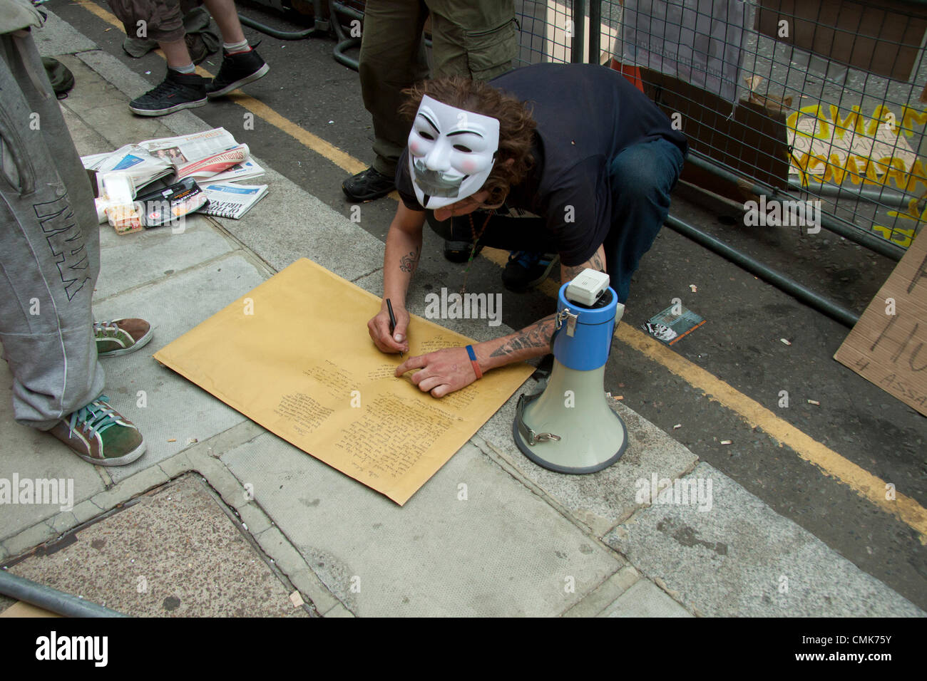 21 August 2012. London UK. A Julian Assange supporter writes a goodwill message for Julian Assange the Wikileaks founder who has been staying in the Ecuador embassy since June 2012 Stock Photo