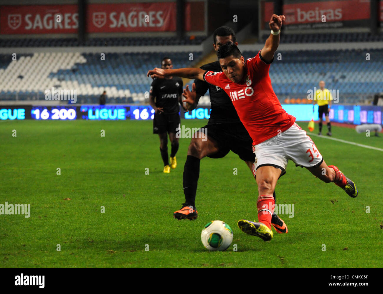 Benfica's argentine player Enzo Perez vies for the ball with Academica defenders during the portuguese Liga Sagres football match between Academica and Benfica Stock Photo