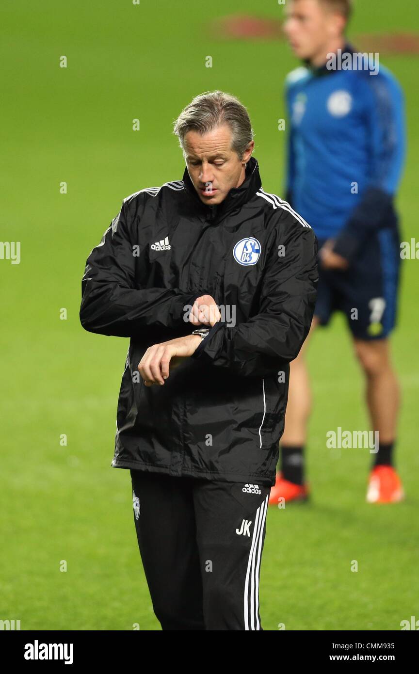 Trainer Jens Keller vom FC Schalke 04 leitet am 05.11.2013 das  Abschlusstraining im Stadion an der Stamford Bridge in London (England).  Der FC Schalke 04 trifft am Mittwoch in der Gruppenphase der