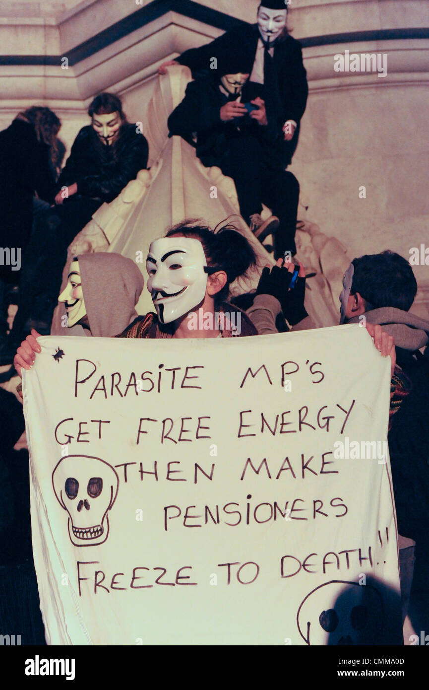 Buckingham Palace, London, UK. 5th November 2013. Anonymous UK protesters assemble outside Buckingham Palace. Stock Photo