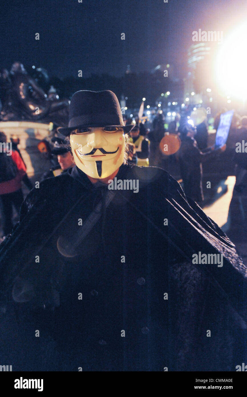 Buckingham Palace, London, UK. 5th November 2013. Anonymous UK protesters assemble outside Buckingham Palace. Stock Photo