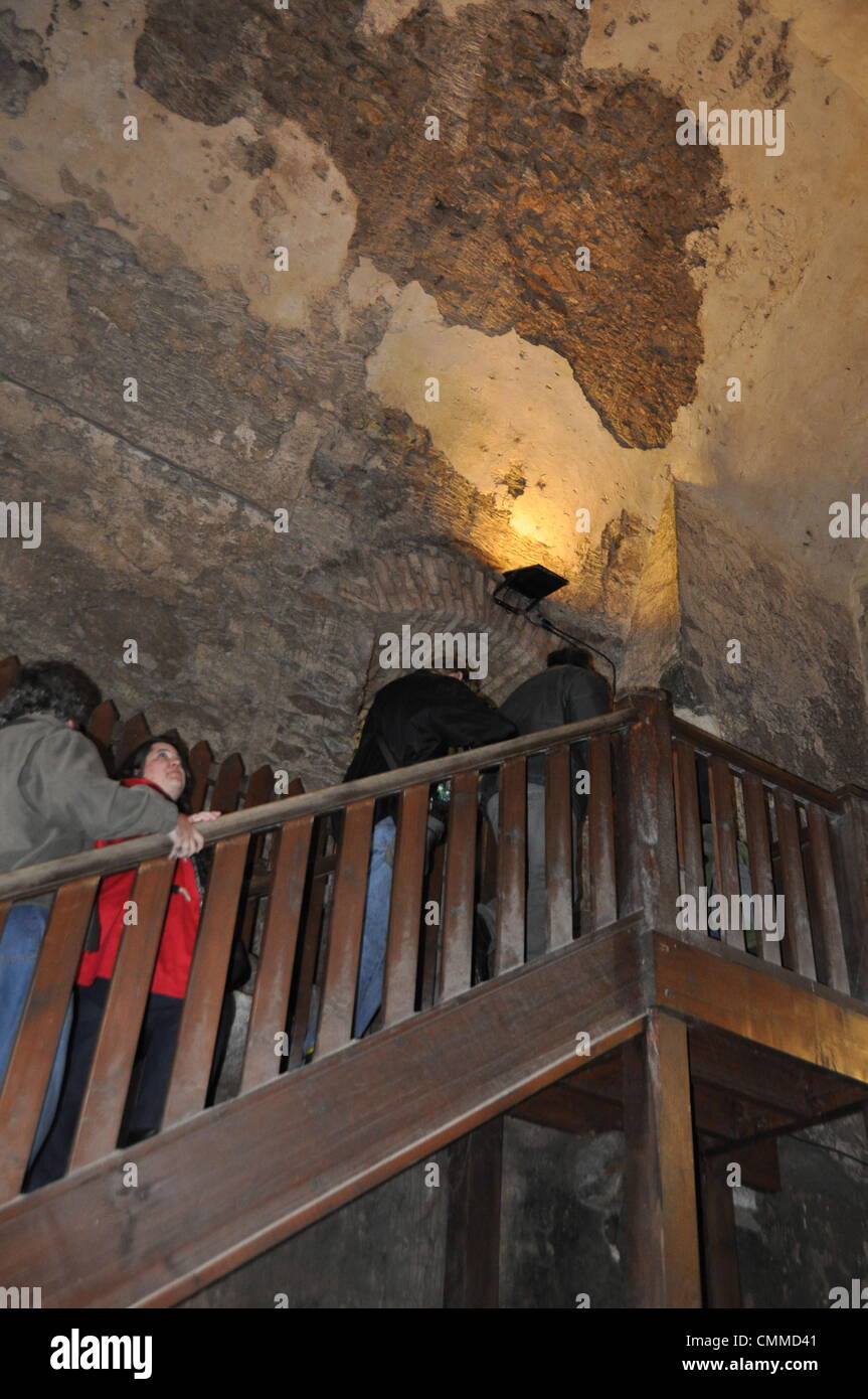 Visitors queue to climb up one hundred steps to the famous stone of the historic Blarney Castle which is set in the wall below the battlements, photo taken May 26, 2013. The stone is said to bestow the power of eloquence upon those who kiss it. Photo: Frank Baumgart Stock Photo