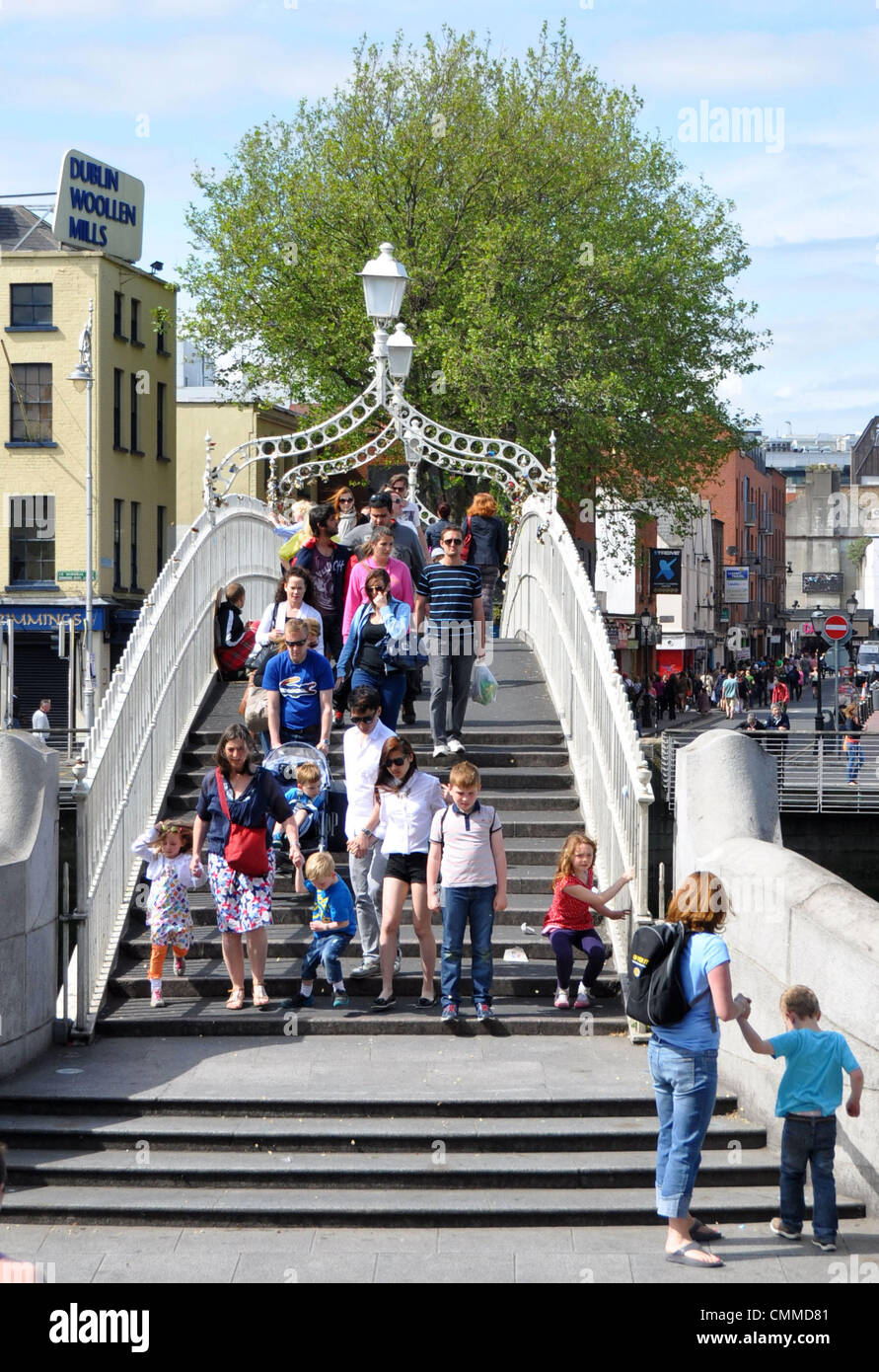 Die Ha'penny-Brücke über den Liffey im Zentrum von Dublin ist wahrscheinlich die bekannteste Brücke der irischen Hauptstadt, aufgenommen am 03. Junj 2013. Die aus Gusseisen gefertigte Fußgänger-Brücke wurde im Jahre 1816 gebaut. Ihr ursprünglicher Name war Wellington-Brücke. Die Dubliner nannten sie jedoch Ha'penny-Brücke, da sie beim Passieren einen halben Penny Maut bezahlen musste. Heute kostet die Brückennutzung nichts mehr. Foto: Frank Baumgart   The Half-Penny-Bridge crossing River Liffey in downtown Dublin is certainly the most famous bridge of the Irish capital, photo taken June 3, 201 Stock Photo