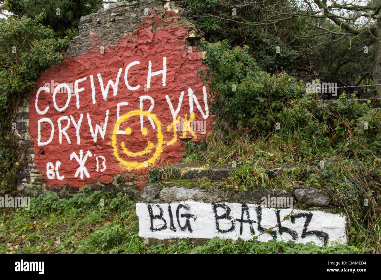 Llanrhystud, Ceredigion, Wales, UK. 6 November 2013. The iconic 'Cofiwch Dryweryn' (Remember Tryweryn) wall near Aberystwyth, painted in the mid 1960s in protest at the drowning of Capel Celyn, to make way for the Tryweryn reservoir, has been defaced by vandals for the second time in 3 months. Credit:  atgof.co/Alamy Live News Stock Photo