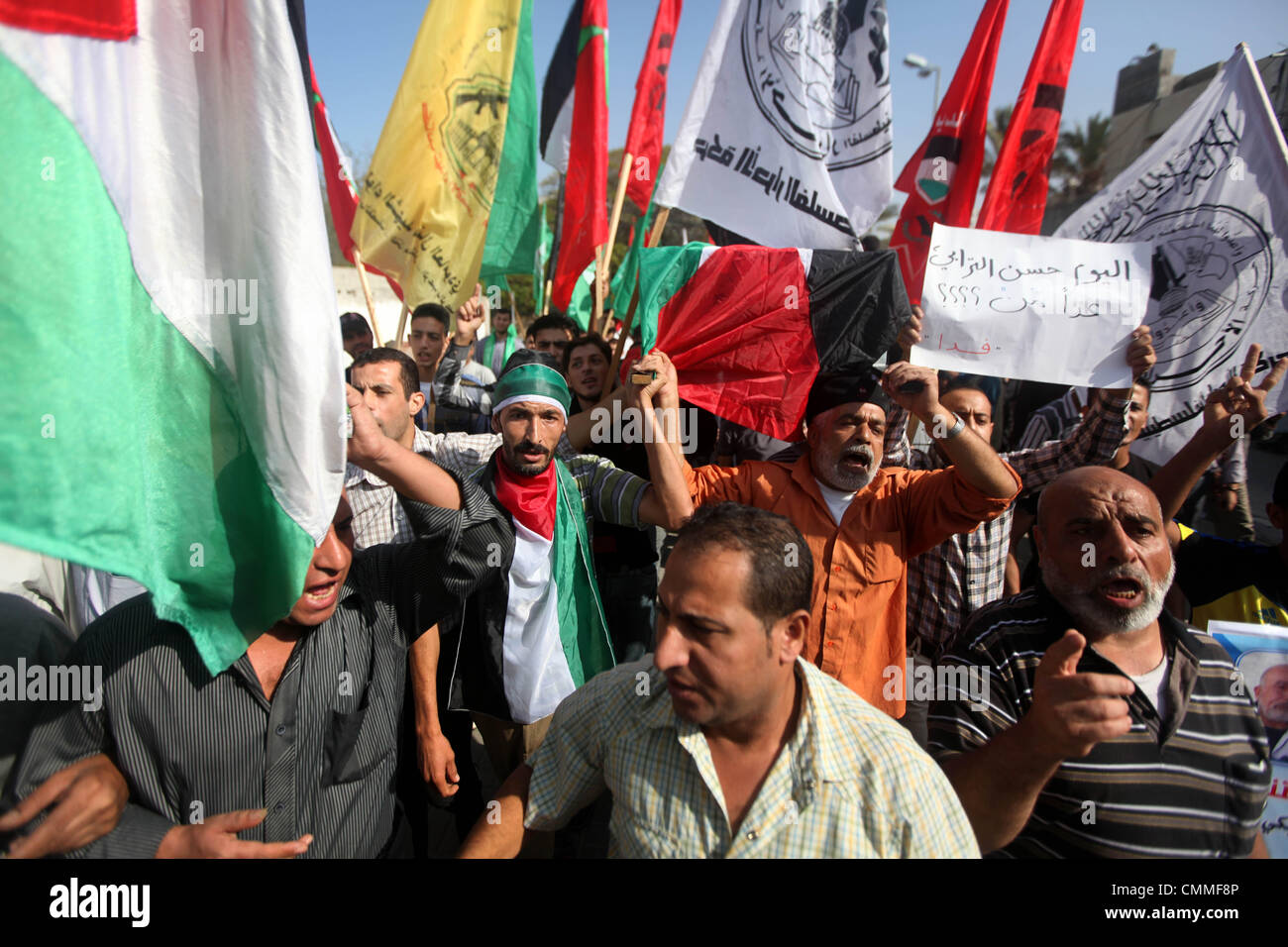 Gaza, Palestinian Territories, . 6th Nov, 2013. Palestinians take part ...