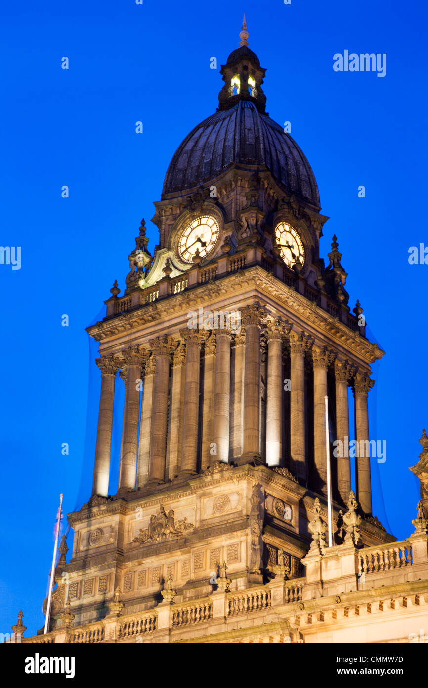 Illuminated leeds town hall hi-res stock photography and images - Alamy