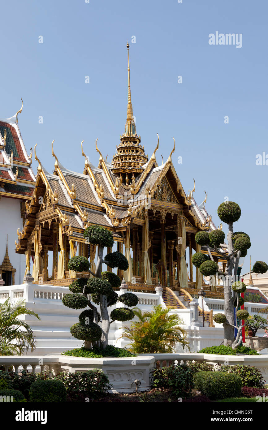 A raised pavilion within the Grand Palace complex (Bangkok - Thailand). Un pavillon dans l'enceinte du Grand Palais à  Bangkok. Stock Photo