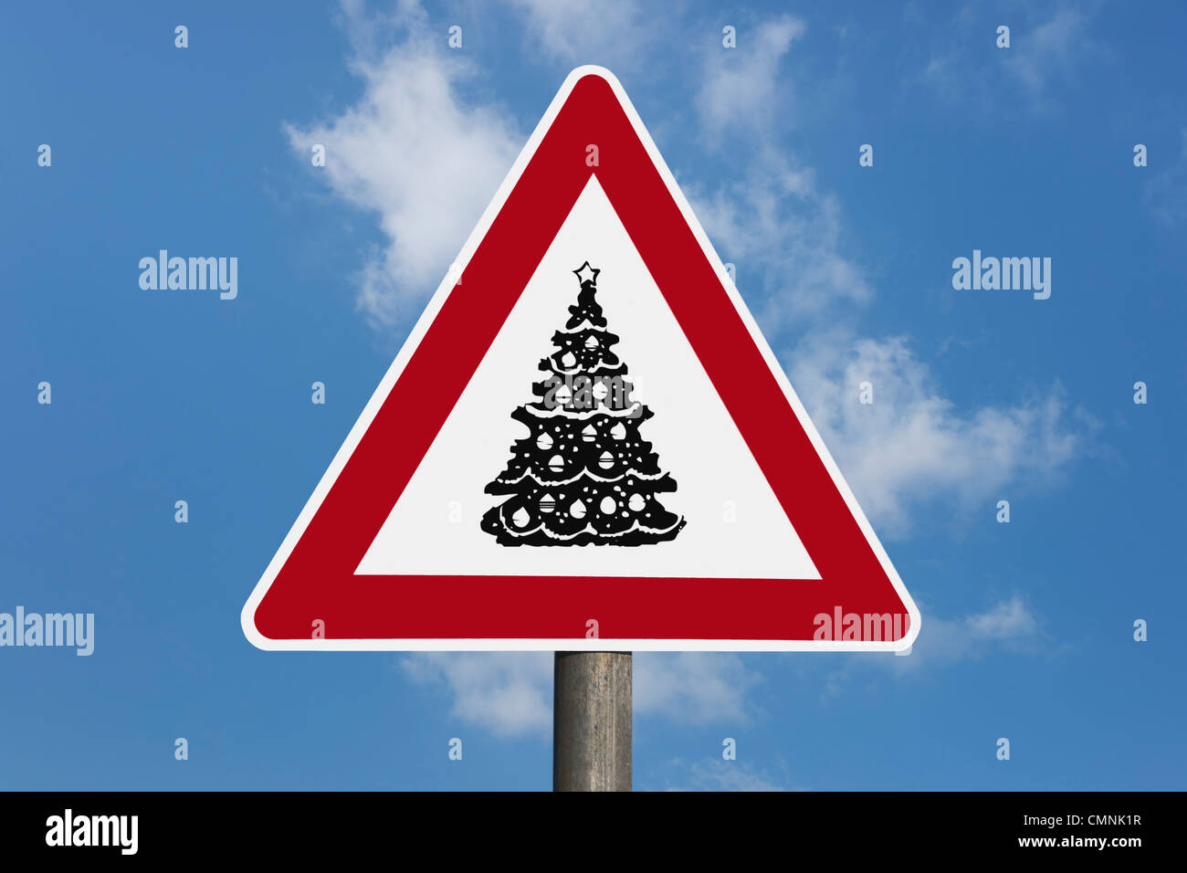 Gefahrenzeichen mit Weihnachtsbaum danger sign with a Christmas tree