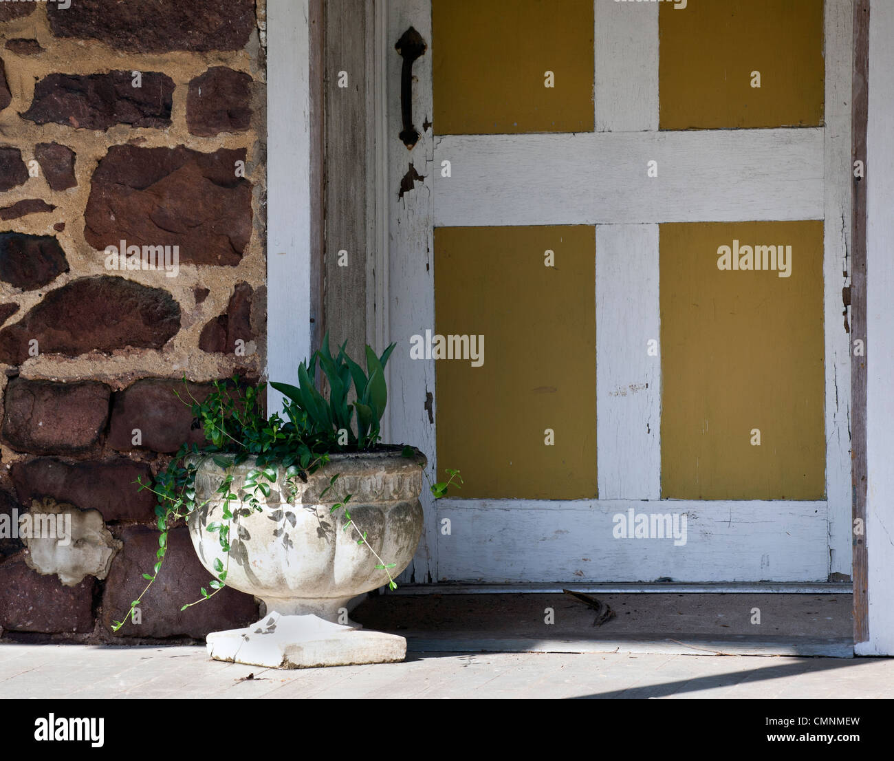 Cottage with white porch hi-res stock photography and images - Alamy